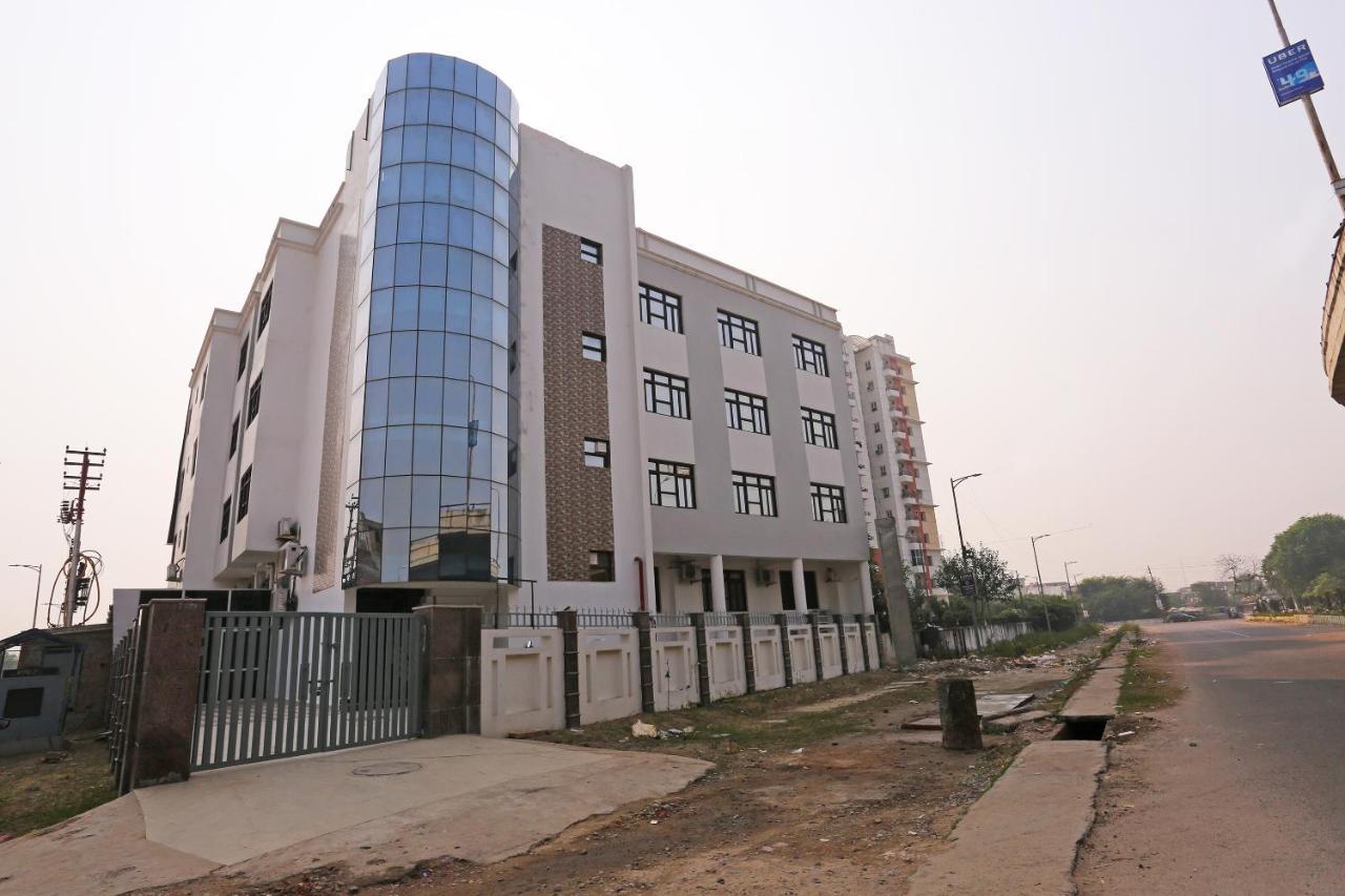 Capital O 10060 Hotel The Leaf Lucknow Exterior foto
