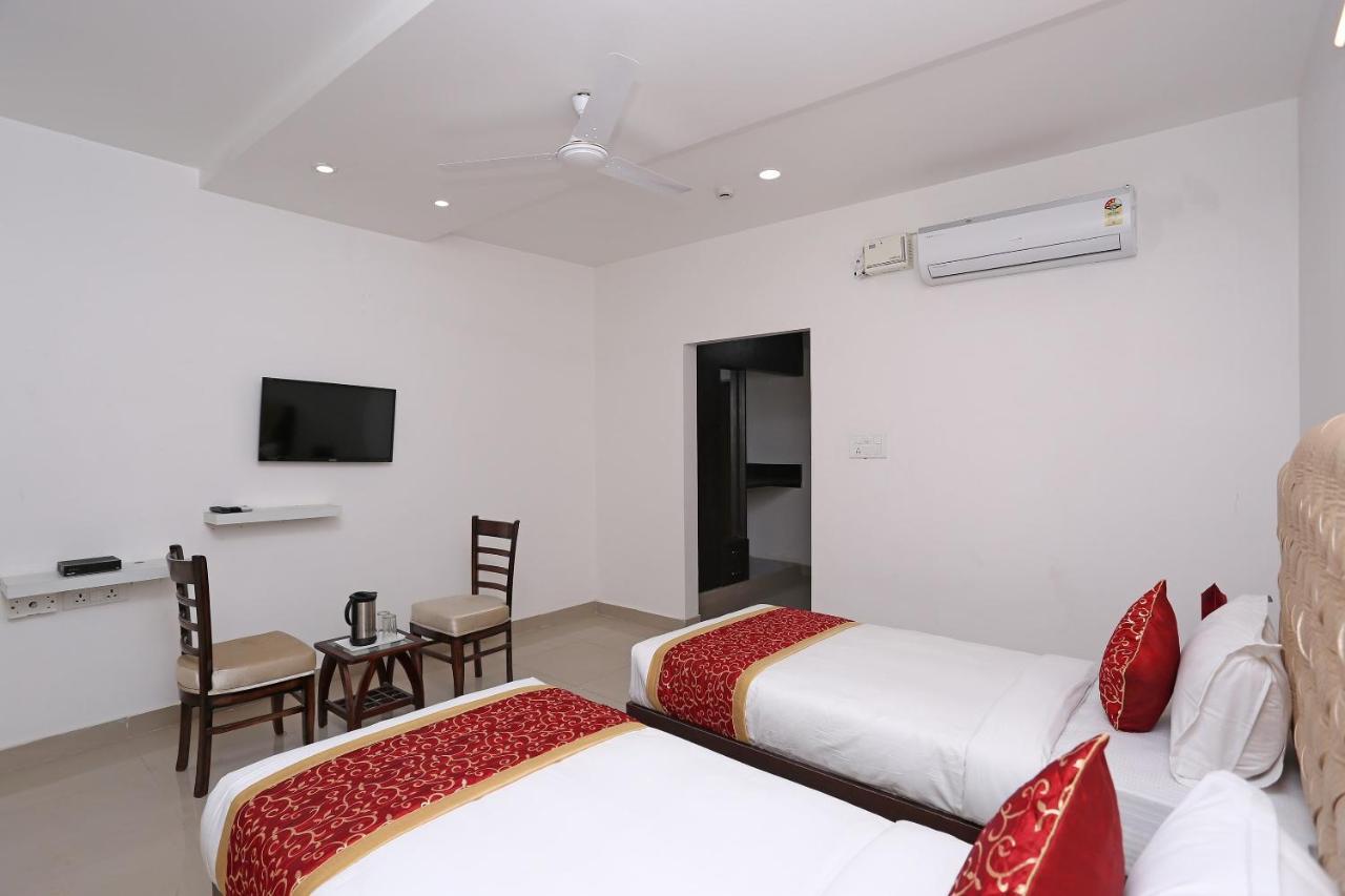 Capital O 10060 Hotel The Leaf Lucknow Exterior foto